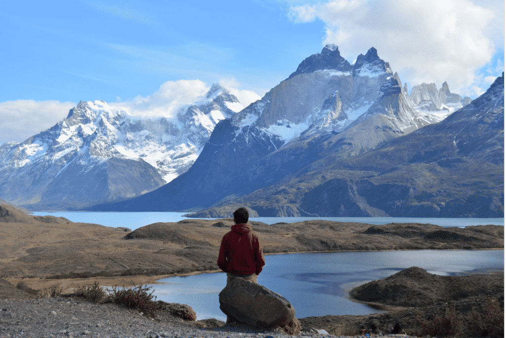 Person sieht aufs Wasser im Nationalpark Torres del Paine