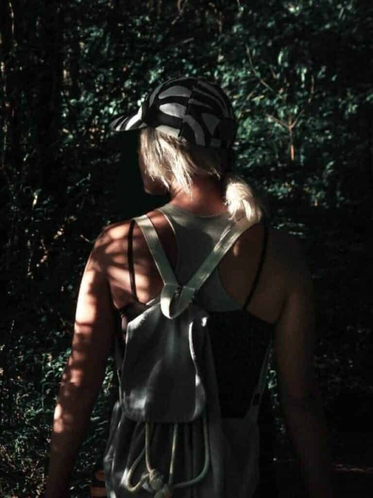 Frau in den Wäldern von Serbien